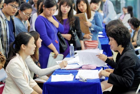 Jobseekers get preliminary interviews at an international talent fair in Shenzhen, Guangdong province. Zou Zhongpin / China Daily  