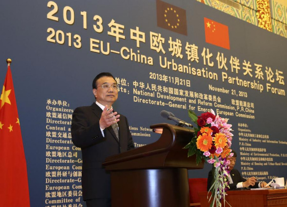 Chinese Premier Li Keqiang addresses the closing ceremony of 2013 EU-China Urbanisation Partnership Forum in Beijing, capital of China, Nov. 21, 2013. (Xinhua/Pang Xinglei)