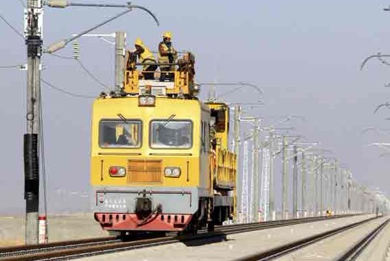 The Hami section of Lanxin Railway is being electrified in this photo taken on October 21, 2013.  [Photo/Xinhua]
