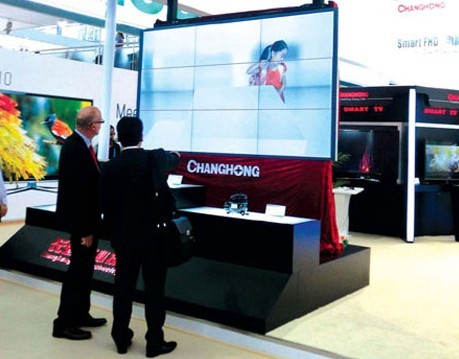 Changhong Electric Co Ltd's display was an entertaining attraction at the Canton Fair. [File photo / Provided to China Daily]