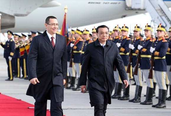 Premier Li Keqiang attends a welcoming ceremony with his Romanian counterpart Victor Ponta on his arrival at Bucharest airport in the Romanian capital on Monday. YAO DAWEI / XINHUA  