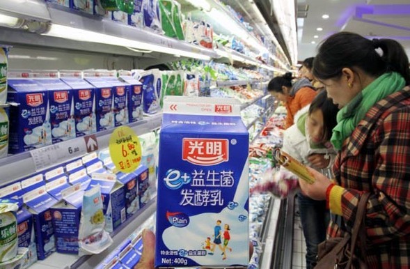 Shoppers choose dairy products at a supermarket in Xuchang, Henan province. Bright Food Group plans to list its newly acquired assets in foreign countries, including Manassen Foods in Australia and cereal maker Weetabix in Britain. [Photo / China Daily]
