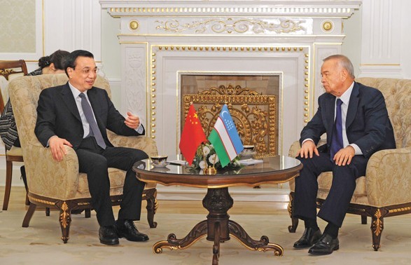 Premier Li Keqiang meets Uzbek President Islam Karimov in Tashkent on Thursday. Li will attend a meeting of the prime ministers of the Shanghai Cooperation Organization member states on Friday.[Rao aimin / xinhua]  