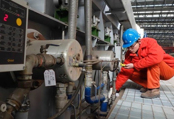 A worker examines the gas supply system at a specialty steel plant in Dalian, Liaoning province. From January to October, large industrial enterprises' profits rose 13.7 percent year-on-year. Liu Debin / For China Daily