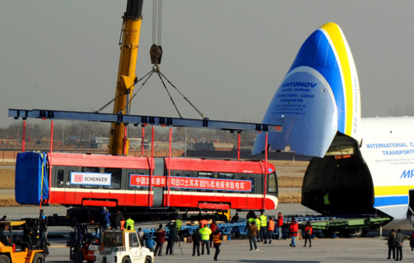A 40-meter-long tram car is hoisted into an AN-225 cargo plane at Zhengding International Airport in Shijiazhuang on Friday before taking off for Turkey. [Photo by Zhang Xiaofeng / for China Daily]