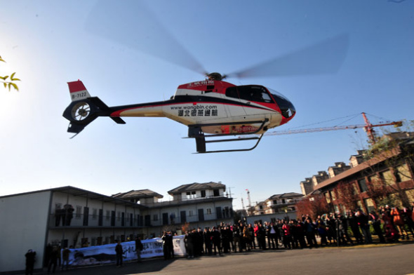 A helicopter takes off in Luoyang, Henan province. Some local governments are seeking a piece of the action by building general aviation industrial parks. [Photo / China Daily]