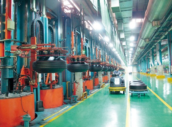 Hankook Tire Group has invested $954 million in the Sino-Korean Industrial Park in Chongqing Liangjiang New Area. The company now has a production capacity of 2,400 truck tires a day and is expected to produce another 16,000 car tires a day in early 2015. [Photo / China Daily]