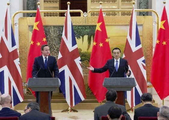 Chinese Premier Li Keqiang (R) and British Prime Minister David Cameron attend a press conference in Beijing, capital of China, Dec. 2, 2013. (Xinhua/Wang Ye) 
