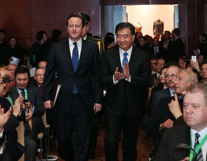 Chinese Vice Premier Wang Yang (central R) and British Prime Minister David Cameron (central L) walk into the venue of the 2013 UK-China Business Summit in Beijing, capital of China, Dec. 2, 2013. (Xinhua/Liu Weibing)