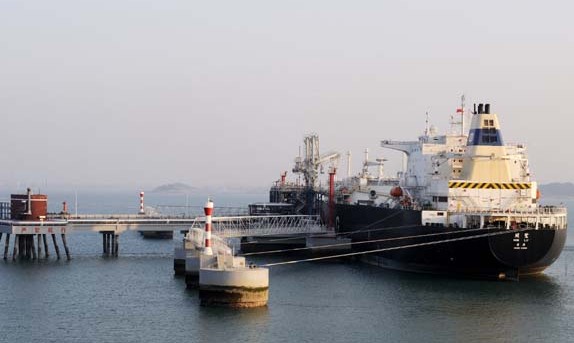 Liquefied natural gas is discharged from a ship to receiving stations in Meizhou Bay, Fujian province.[Photo/Xinhua]   
