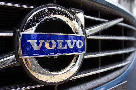 The Volvo badge on an all-new V60 is pictured on Aug 3, 2013. [Hao Yan / chinadaily.com.cn]  