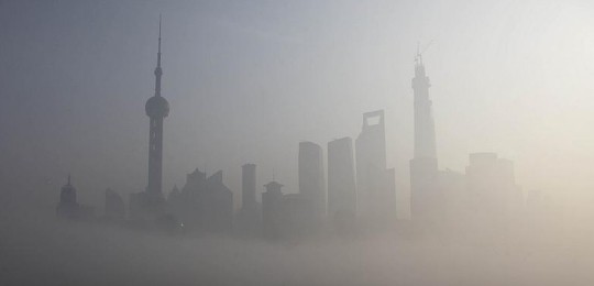 Photo taken this morning shows Shanghai shrouded in heavy fog and smog. Low visibility has disrupted air, water and road transportation. (source: People's Daily Online/Wang Chu)