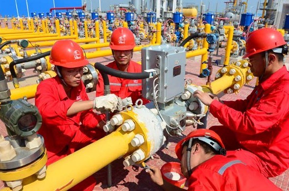China Petroleum & Chemical Corp registered year-on-year growth of 24 percent in its profits in the first half, benefiting from China's efforts to launch a new pricing mechanism in the domestic fuel market early this year. [Photo / China Daily]