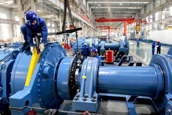 Workers assemble wind turbines in Hami, Xinjiang Uygur autonomous region. Growth in electricity output, a key indicator to gauge the health of China's industrial sector, fell to 6.8 percent in November from 8.4 percent year-on-year growth in October. [Photo / China Daily]