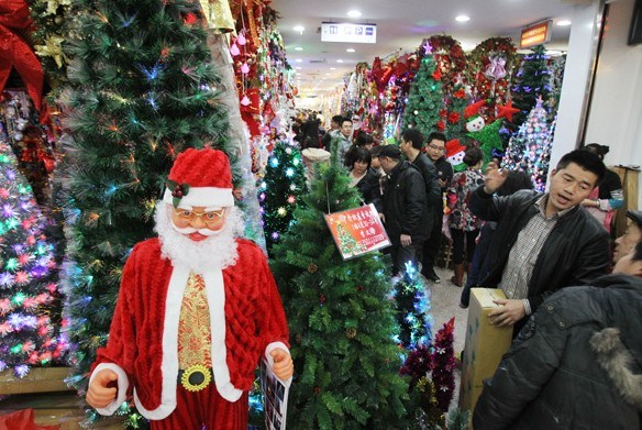 Customers buy Christmas decorations at a store in Beijing. [Zhu Xingxin / China Daily]  