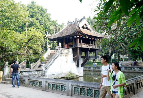 Tourists visit a temple in Hanoi, capital of Vietnam on Oct 4, 2013.[Photo / Xinhua]  