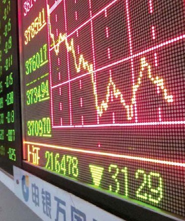 The benchmark Shanghai Composite Index declined 1.6 percent to 2,160.86 on Monday, marking the longest stretch of losses since June. [Photo / China Daily]