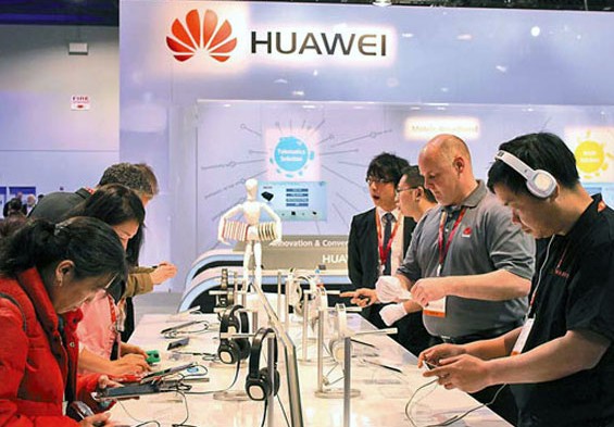 Visitors try devices made by Huawei Technologies Co Ltd at the International Consumer Electronics Show in Las Vegas on Jan 8, 2013. [File photo / China Daily]