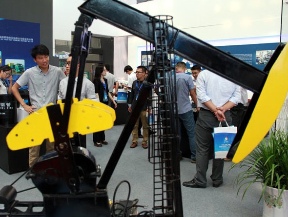 A company displays a model of an oil pump at an energy trade show in Dongying, Shandong province, in September. [Photo / Provided to China Daily]