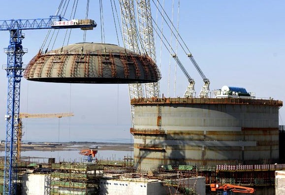 A steel dome is hoisted onto the No 1 reactor at Haiyang nuclear power plant in Shandong province in March. China plans to have an installed nuclear power capacity of 58 gigawatts by 2020. [Photo / Xinhua]