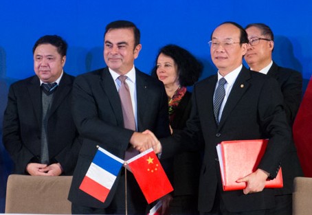 Dongfeng Motor Corp President Xu Ping (Right) and Renault S.A. President and CEO Carlos Ghosn shakes hands after signing the joint venture contract on Dec 16, 3013 in Wuhan city, the capital of Hubei province. After eight years of talks, the two carmakers finally settled their Dongfeng Renault Automotive Co production base in Wuhan city. [Hao Yan/chinadaily.com.cn]   
