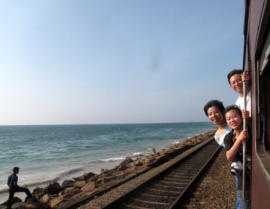 Sri Lanka's iconic rail network dates back to the period of British colonial rule.A trip on the train in Sri Lanka is unforgettable.[Photo/chinadaily.com.cn]  