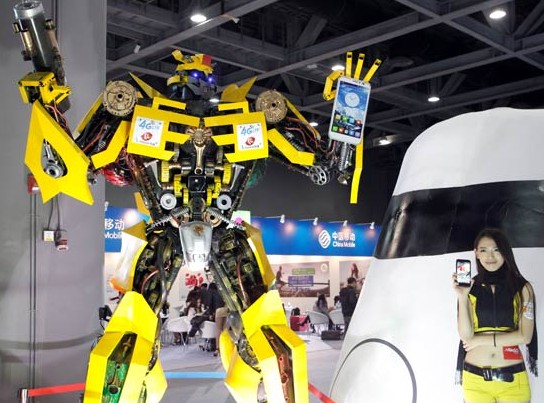 4G smartphones made by Chinese companies are shown in Guangzhou on Wednesday at the opening of the China Mobile Global Partner Conference 2013. Domestic mobile phone manufacturers are trying to grab a share of the nation's 4G smartphone market. [Photo / China Daily]