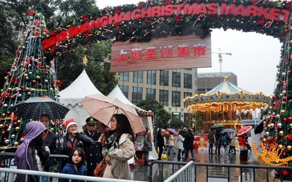 Customers enjoy the Christmas atmosphere last year in Shanghai Xintiandi. The commercial property project is a mixed-use complex comprising restaurants, bars and shops. It has become an entertainment and shopping spot in Shanghai. [Photo / Provided to China Daily]