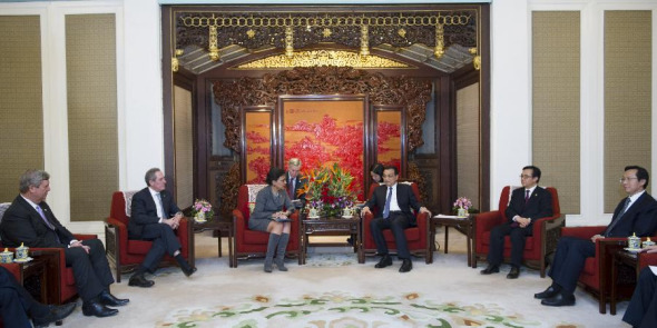 Chinese Premier Li Keqiang meets with US Secretary of Commerce Penny Pritzker, United States Trade Representative Michael Froman and U.S. Agriculture Secretary Tom Vilsack who came to attend the 24th Sino-US Joint Commission on Commerce and Trade in Beijing, capital of China, Dec. 19, 2013. (Xinhua/Xie Huanchi)