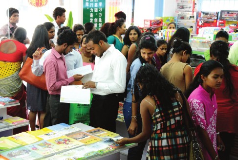Sri Lankan customers browse Chinese books at the newly opened Xinzhi bookstore in Colombo, the company's fifth overseas outlet. Provided to China Daily