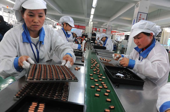 Workers install photovoltaic products in Lianyungang, Jiangsu province. After two years of a chilly market caused by overcapacity and trade disputes with the EU and US, global demand in the industry is rising once more. Geng Yuhe / for China Daily