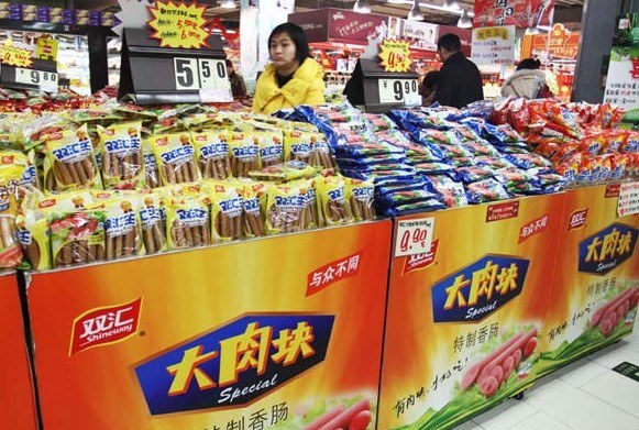 Shuanghui's meat products at a supermarket in Xuchang, Henan province. Shuanghui became Spanish processor Campofrio's largest shareholder after acquiring Virginia-based Smithfield Foods Inc for a record-breaking $4.7 billion in September. [Geng Guoqing / for China Daily]   