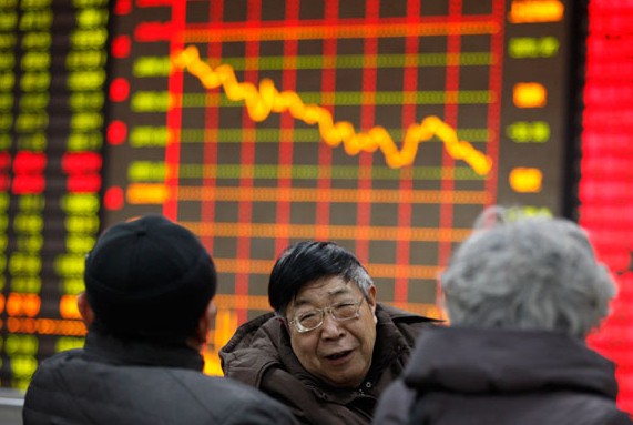 Investors follow the markets in Huaibei, Anhui province. The benchmark Shanghai Composite Index was down 1.58 percent to 2,073 on Thursday. The fact that the PBOC wasn't active in the money market had investors worrying that rates will go up again soon. Xie Zhengyi / for China Daily