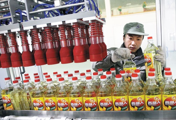 A sunflower oil packaging plant run by Gansu Joy Agriculture Tech Co in the Lanzhou New Zone. The zone is the first inland national level economic development area in the country. Zhang Wei / China Daily
