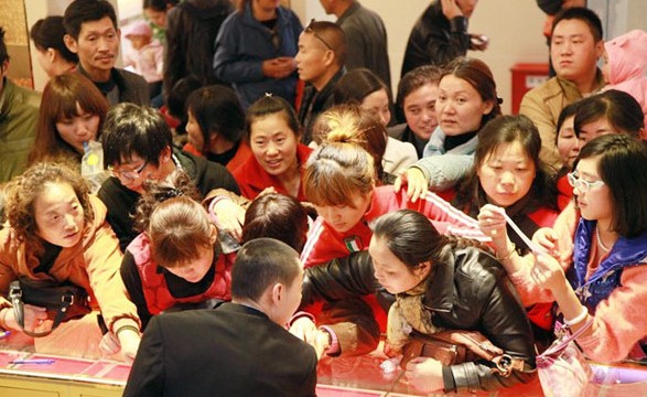 The freefall of gold price stirs Chinese consumers' spending spree on gold in 2013.(Photo/people.com.cn)