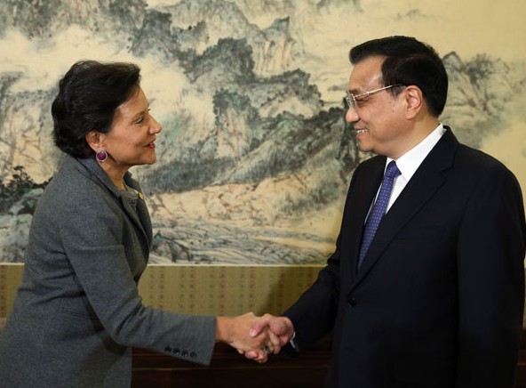 Chinese Premier Li Keqiang shakes hands with US Commerce Secretary Penny Pritzker during the latest China-US Joint Commission on Commerce and Trade held in Beijing from Dec 19 to 20, 2013. Wu Zhiyi / China Daily  