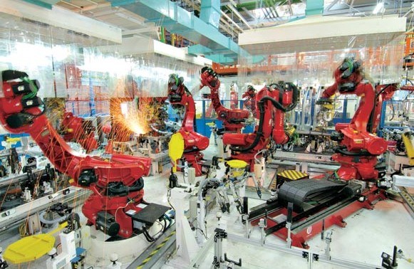 An engineer of Comau (Consorsio Macchine Utensili), an automobile manufacturing line producer and a client of Siemens PLM Software, uses the German company's software to conduct designing and for simulation experiment. Provided for China Daily  