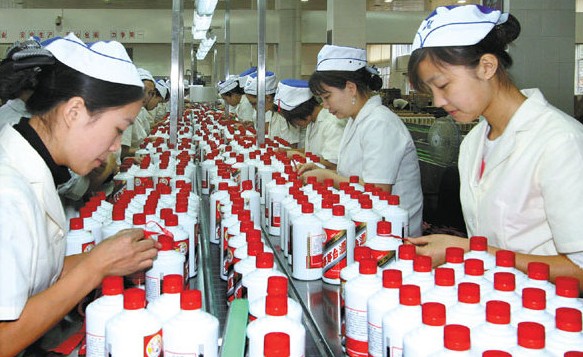 Workers are packaging Moutai liquor at the company. Zhang Wei/China Daily