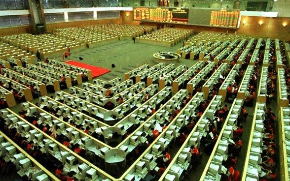 The trading center of the Shanghai Stock Exchange. The benchmark Shanghai Composite Index had a tough year in 2013, declining by about 7 percent. Zhang Ming / Xinhua