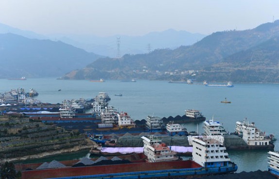 The cargo throughput of the five-tier ship lock of the Three Gorges Dam, the world's largest hydropower project, in Central China set a new record in 2013. [Photo/Xinhua]   