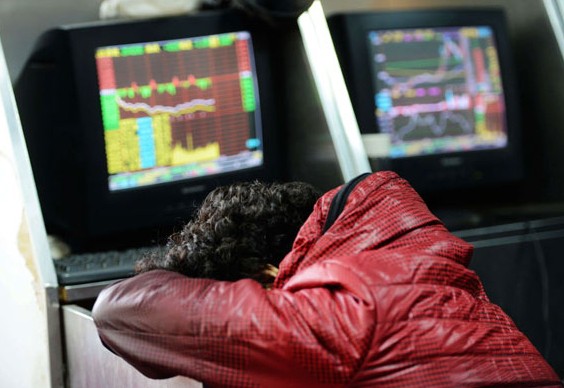 An investor is seen at a brokerage in Qingdao, Shandong province, on Monday. The benchmark Shanghai Composite Index sank 1.8 percent, or 37.43 points, to close at 2,045.71. YU FANGPING / FOR CHINA DAILY  