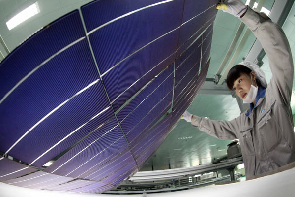 An inspector checks photovoltaic products bound for the US at a plant in Lianyungang, Jiangsu province. US solar panel producer SolarWorld Industries America Inc is lobbying Washington to levy anti-dumping and anti-subsidy tariffs on Chinese solar products. SI WEI / FOR CHINA DAILY