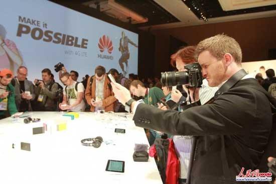 Huawei exhibits the newest products at CES.