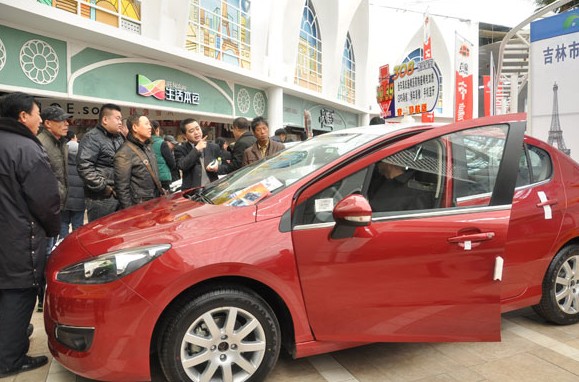 Visitors at an auto show in Jilin province. The China Passenger Car Association said on Wednesday that 17,183,622 passenger vehicles were sold in the country last year. [WANG MINGMIN / FOR CHINA DAILY]  