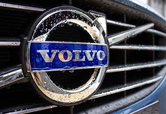 The Volvo badge on an all-new V60 is pictured on Aug 3, 2013. [Hao Yan / chinadaily.com.cn]   