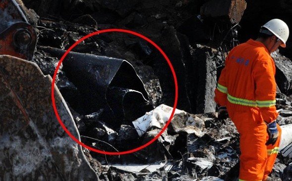 A broken pipeline is marked in a red circle on the photo taken at the explosion site after a leaking pipeline caught fire and exploded in the Huangdao District of Qingdao, a coastal city in east China's Shandong Province, Nov. 25, 2013. (Xinhua/Li Ziheng)