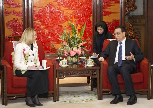 Chinese Premier Li Keqiang (R) meets with Editor-in-Chief of US journal Science Marcia McNutt in Beijing, China, Jan. 13, 2014. [Photo/Xinhua]  