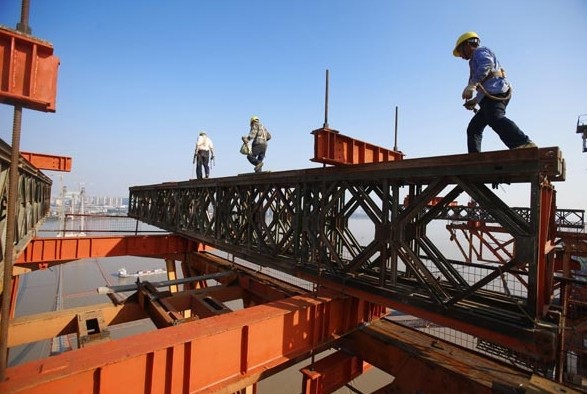 In the past years, local governments have borrowed heavily to finance infrastructure projects. If defaults on debt repayments occur, experts say it could cause a confidence crisis. Chen Zhuo / for China Daily