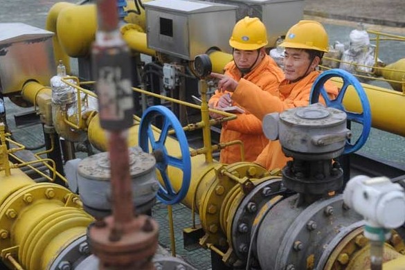 Safety inspectors check the pressure of a natural gas supply facility in Fuyang, Anhui province. China's natural gas use increased by 13.9 percent to 167.6 billion cubic meters last year. The amount is expected to hit 186 billion cu m this year.WANG BIAO / FOR CHINA DAILY  