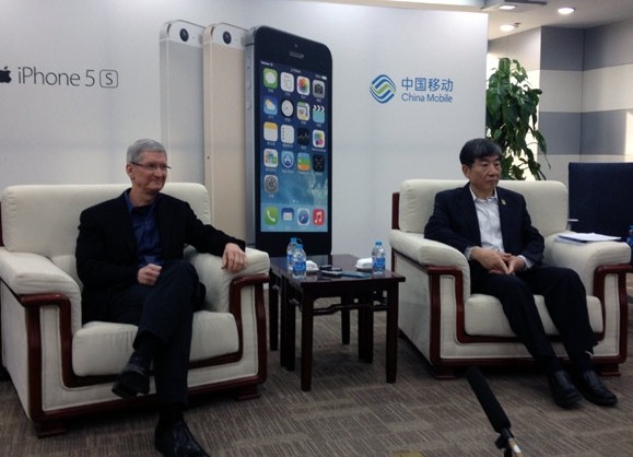 Tim Cook, CEO of Apple and Xi Guohua, chairman of China Mobile jointly attend a press event on Jan 15, 2014 in Beijing. [Shen Jingting / chinadaily.com.cn] 